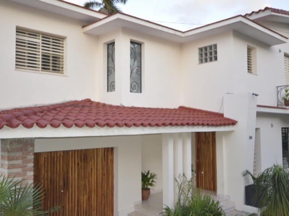 Colonial street in Havana — Cuban real estate