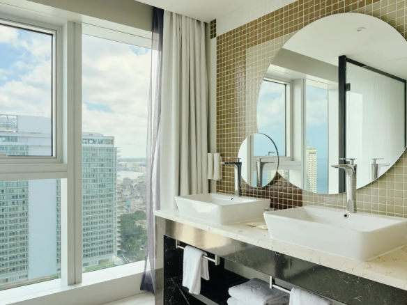 Hotel La Habana — modern hotel in the capital