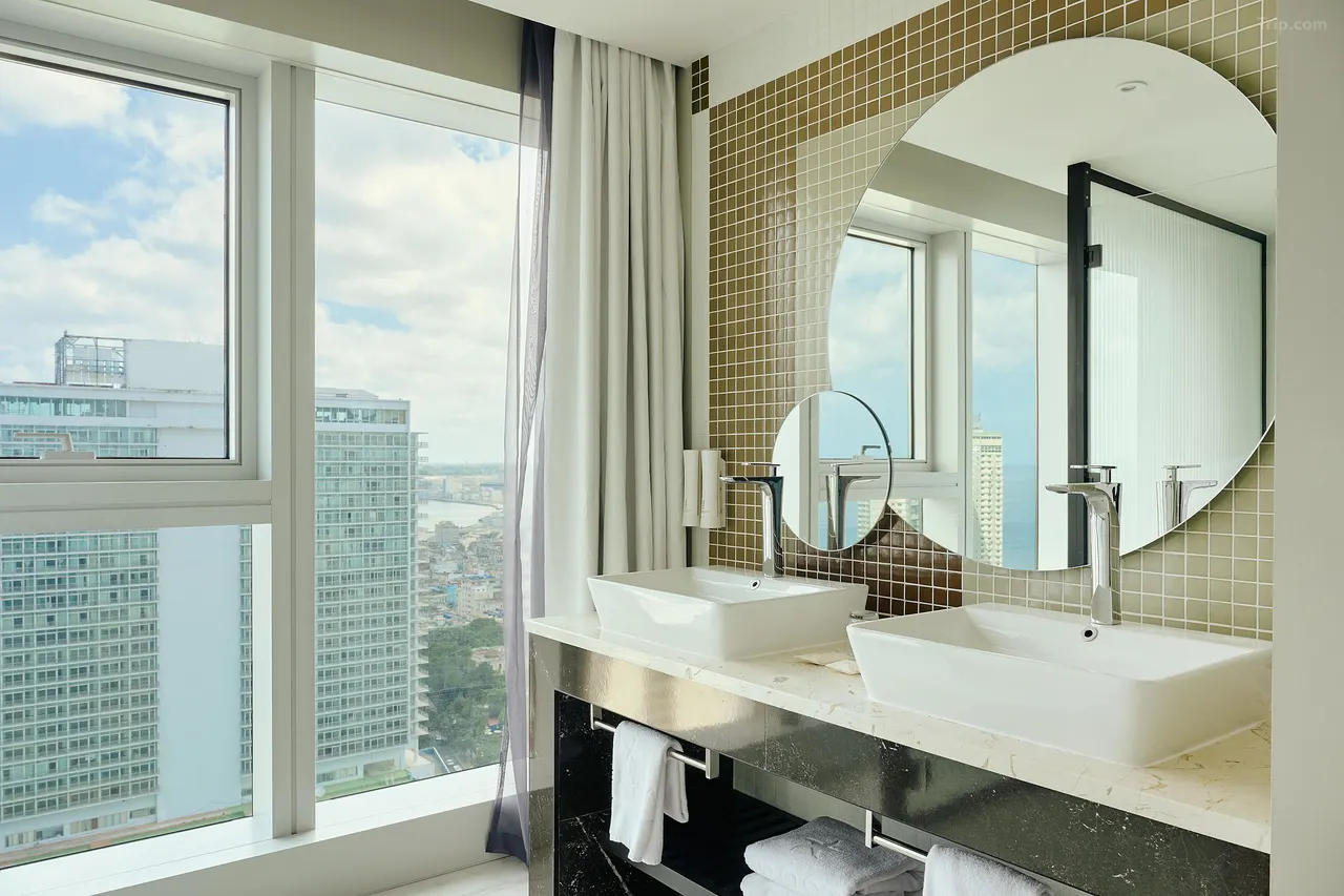 Hotel La Habana — modern hotel in the capital